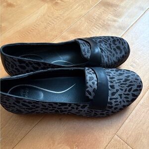 Dansko Oksana women's loafers gray/black leopard print calf hair 42 11.5  12